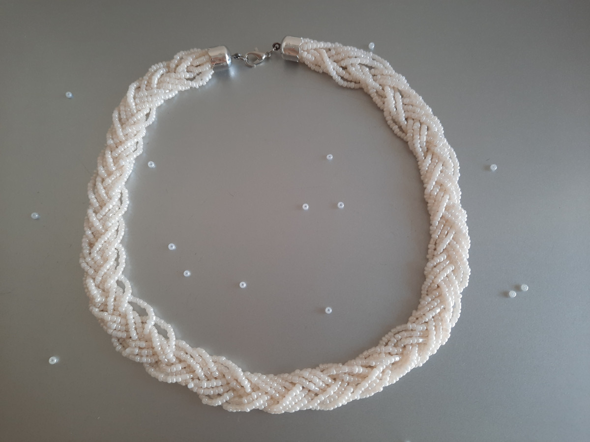 Колье из бисера