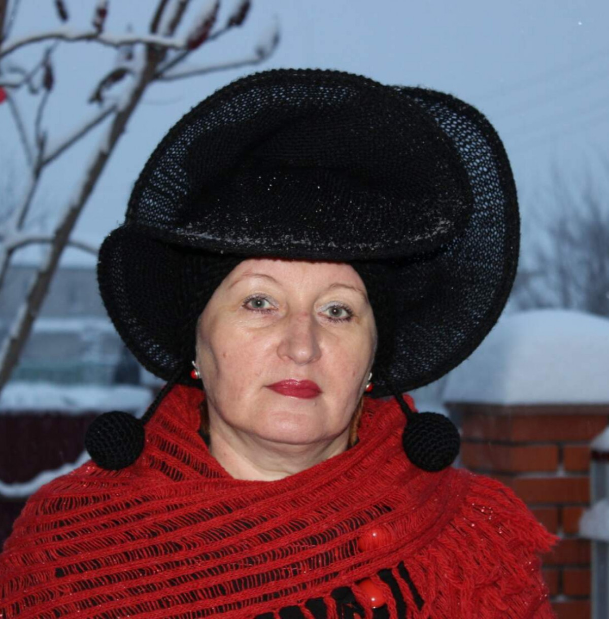Модная шляпка спицами на каркасе